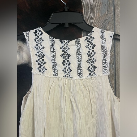 Knox Rose size small white with blue embroidery detail tank top - Picture 5 of 5